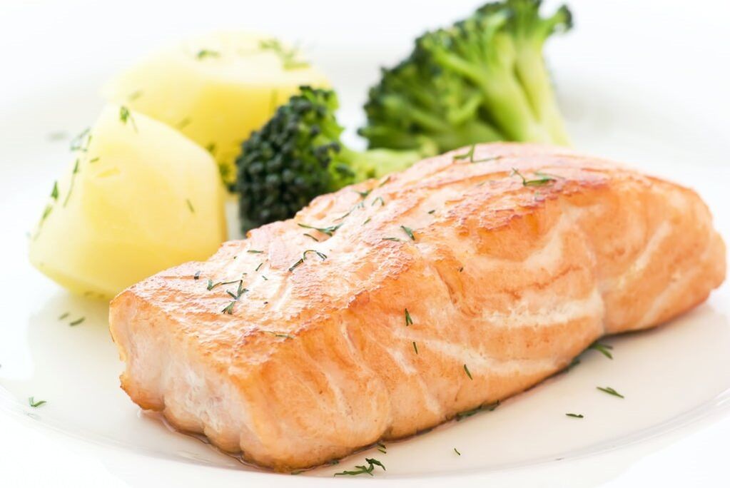 Un file de pește gătit în baie de apă este potrivit pentru ziua de pește din „dieta cu 6 petale. 