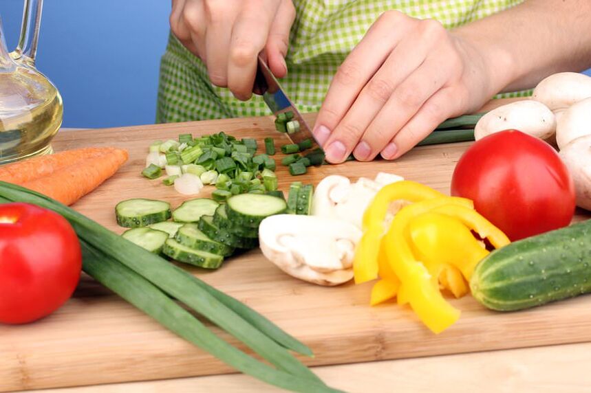Pregătirea salatei de legume pentru „faza de croazieră a dietei Dukan