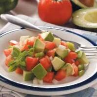 Salată de roșii, avocado și brânză